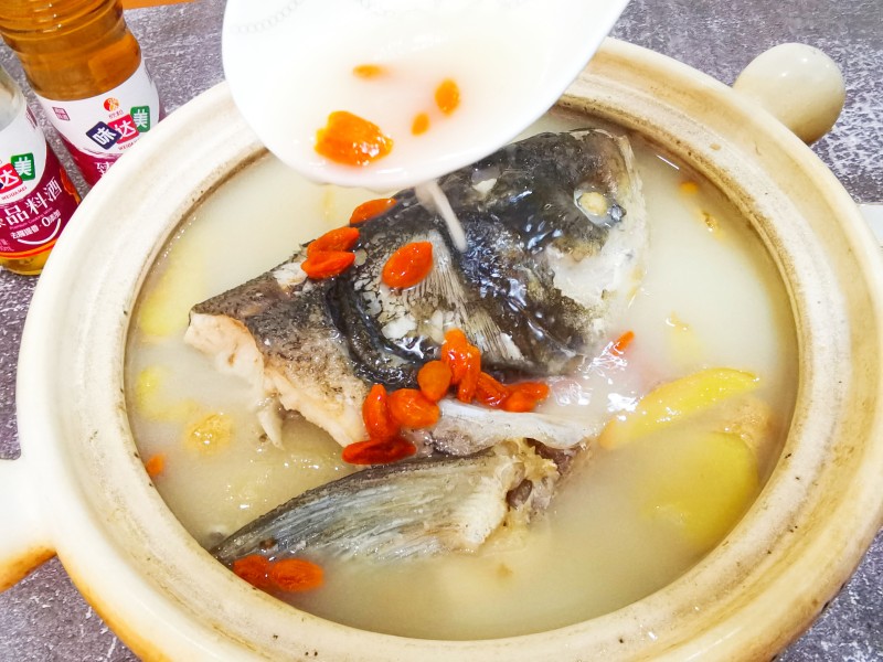 Brain-Boosting Health Recipe: Tianma Fish Head Soup - Cooking Steps