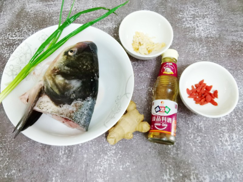 Brain-Boosting Health Recipe: Tianma Fish Head Soup - Cooking Steps