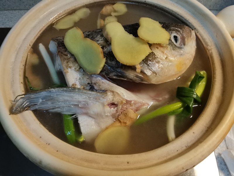 Brain-Boosting Health Recipe: Tianma Fish Head Soup - Cooking Steps