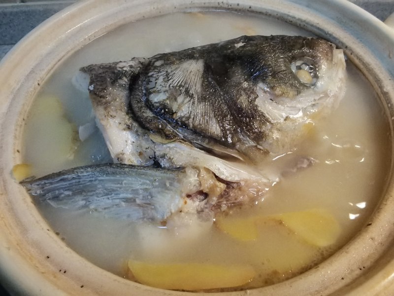 Brain-Boosting Health Recipe: Tianma Fish Head Soup - Cooking Steps