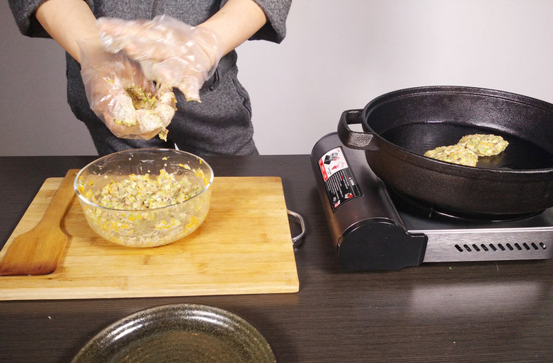 Steps for Making Shrimp and Vegetable Pancake