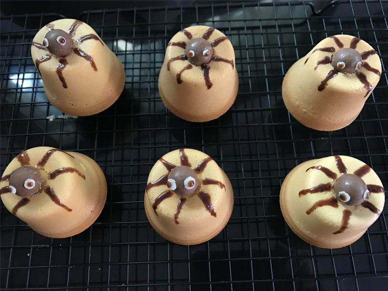 Steps for Making Halloween Spider Cake