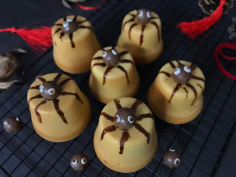 Steps for Making Halloween Spider Cake