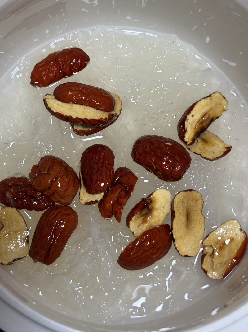 Steps for Making Red Dates and Goji Berry Stewed Bird's Nest
