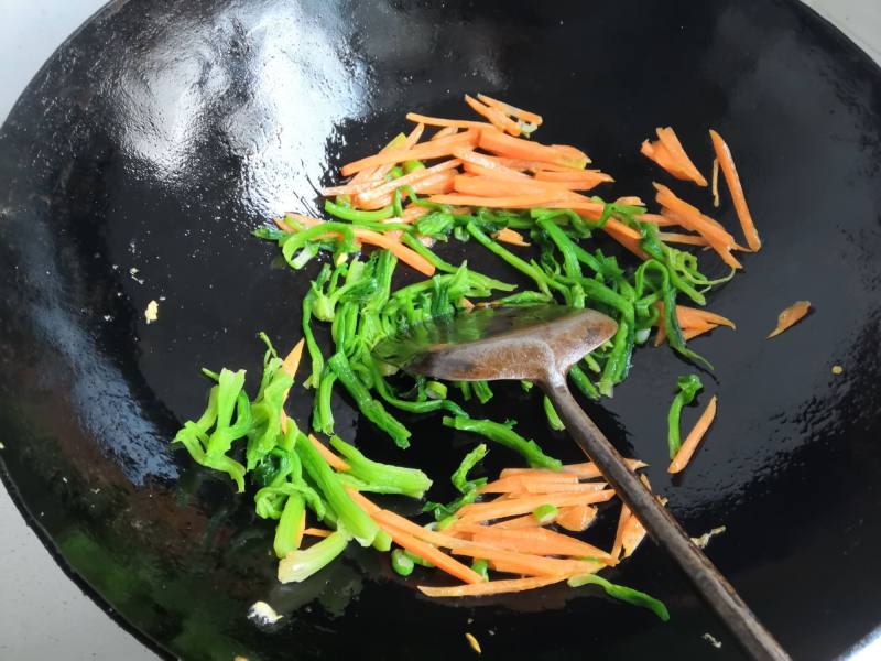 Steps for Cooking Spinach Stems Stir-fried with Eggs