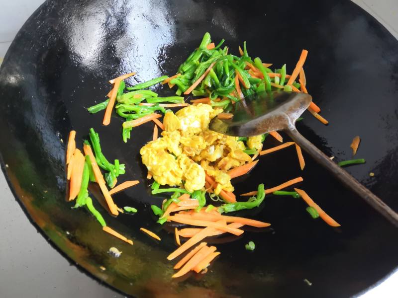 Steps for Cooking Spinach Stems Stir-fried with Eggs