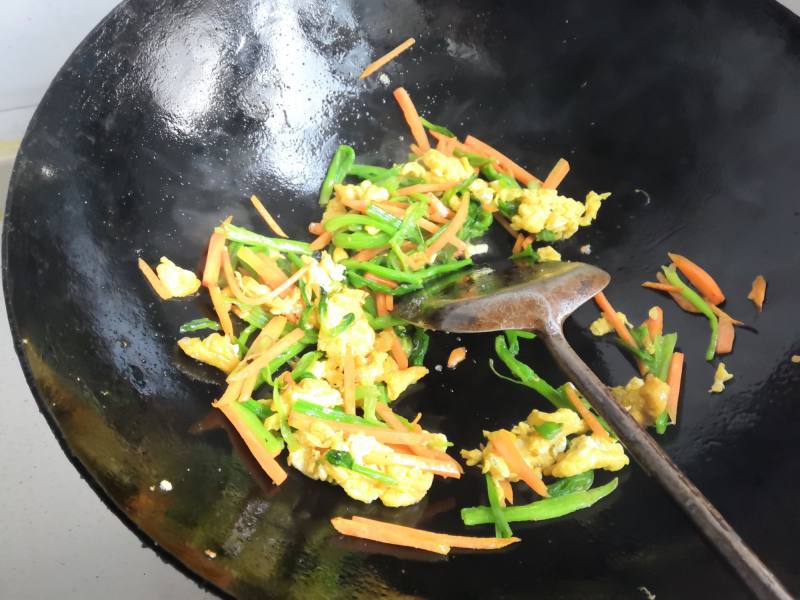 Steps for Cooking Spinach Stems Stir-fried with Eggs