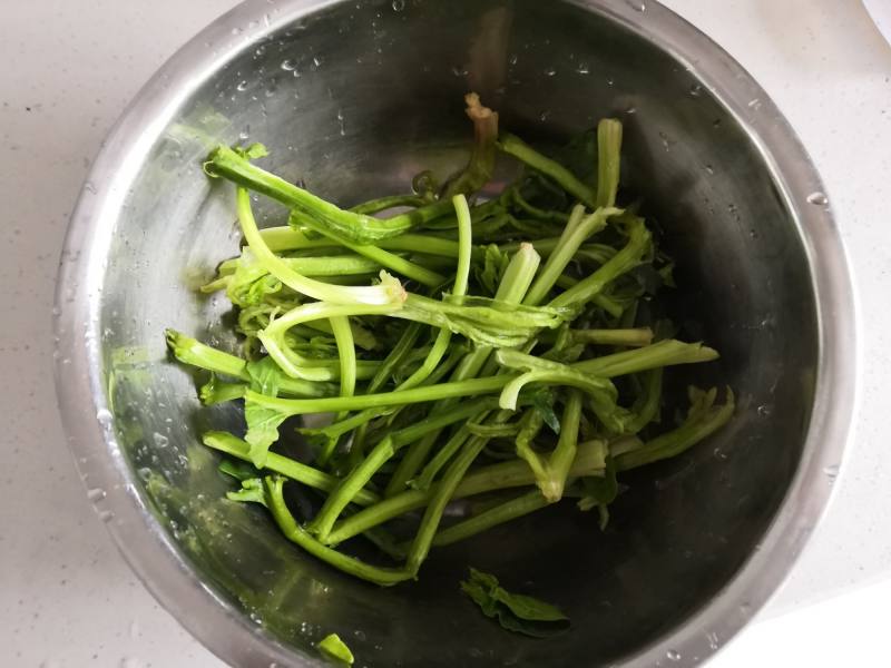 Steps for Cooking Spinach Stems Stir-fried with Eggs