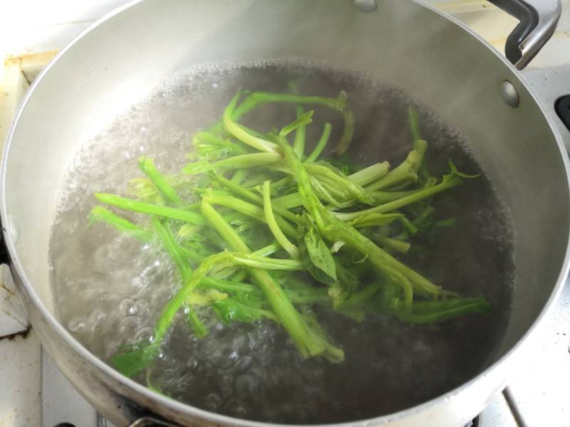 Steps for Cooking Spinach Stems Stir-fried with Eggs