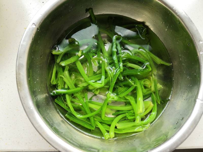 Steps for Cooking Spinach Stems Stir-fried with Eggs