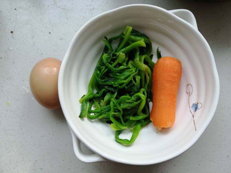 Steps for Cooking Spinach Stems Stir-fried with Eggs