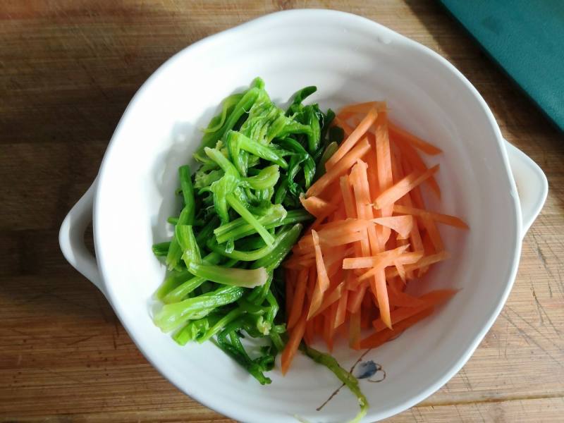 Steps for Cooking Spinach Stems Stir-fried with Eggs