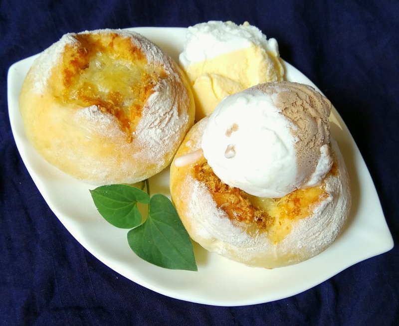 Cheese Lava Bread with Ice Cream