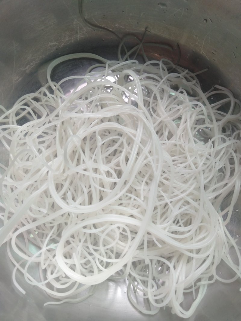 Steps for Making Shiitake Mushroom Sauce Rice Noodles