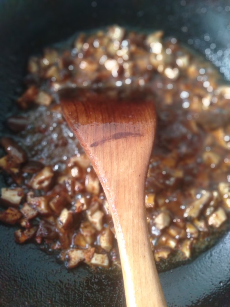 Steps for Making Shiitake Mushroom Sauce Rice Noodles