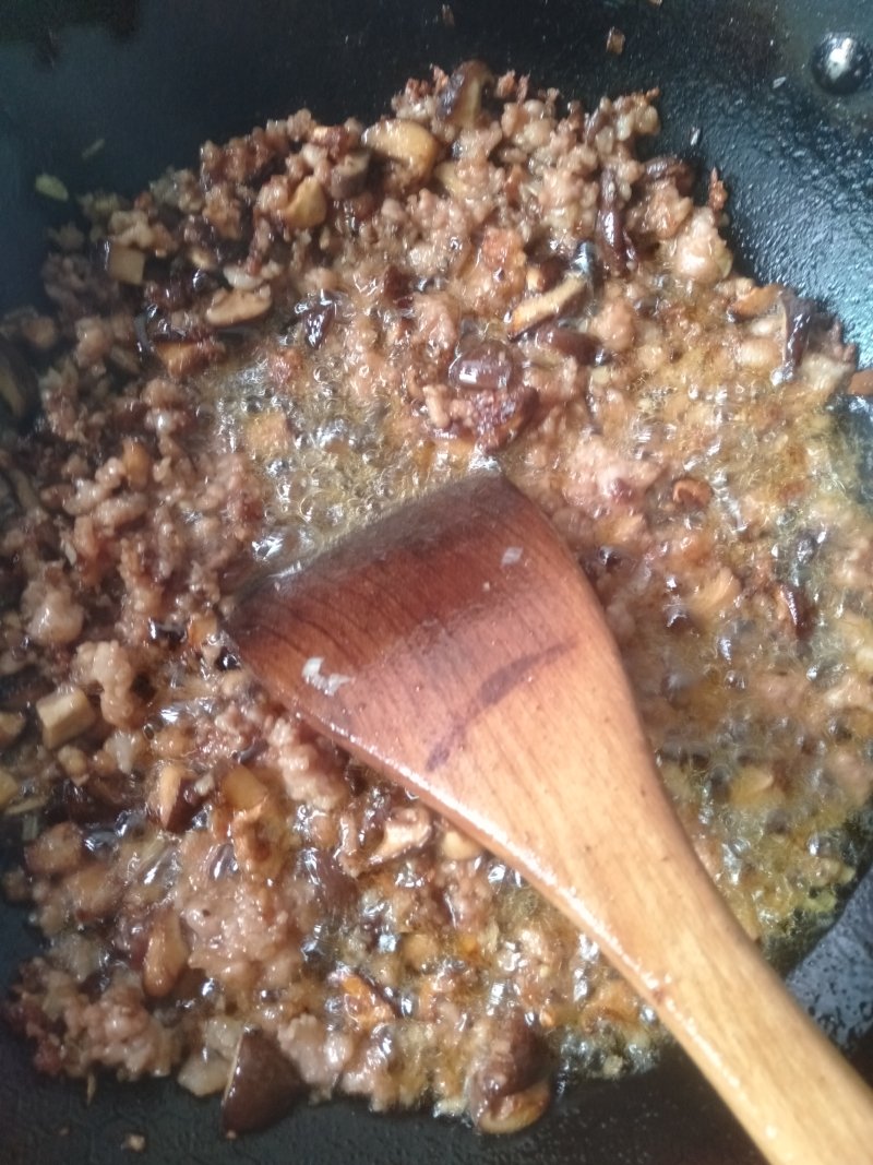 Steps for Making Shiitake Mushroom Sauce Rice Noodles