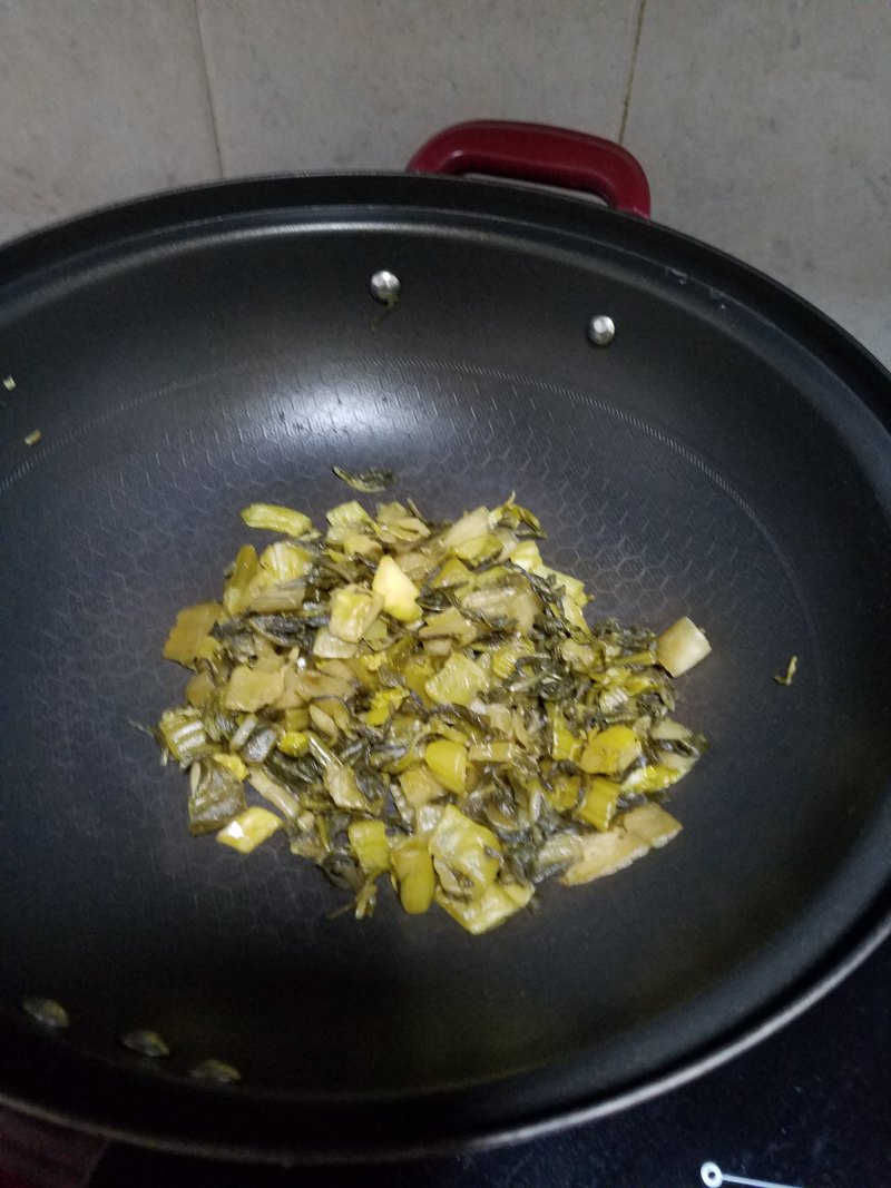 Steps for Making Sour and Spicy Stir-Fried Pork with Pickled Vegetables