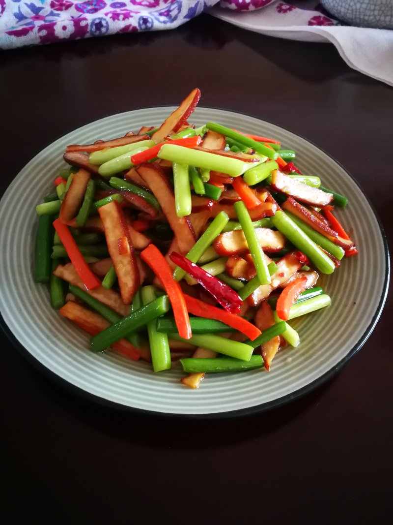 Stir-Fried Garlic Scapes with Five-Spice Tofu