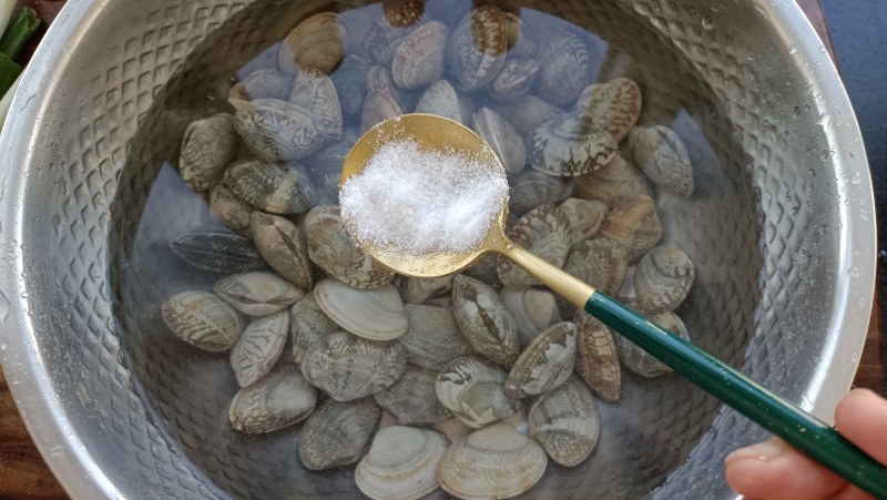 Steps for Making Spicy Cold Mixed Razor Clams