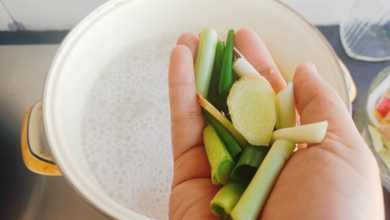 Steps for Making Spicy Cold Mixed Razor Clams