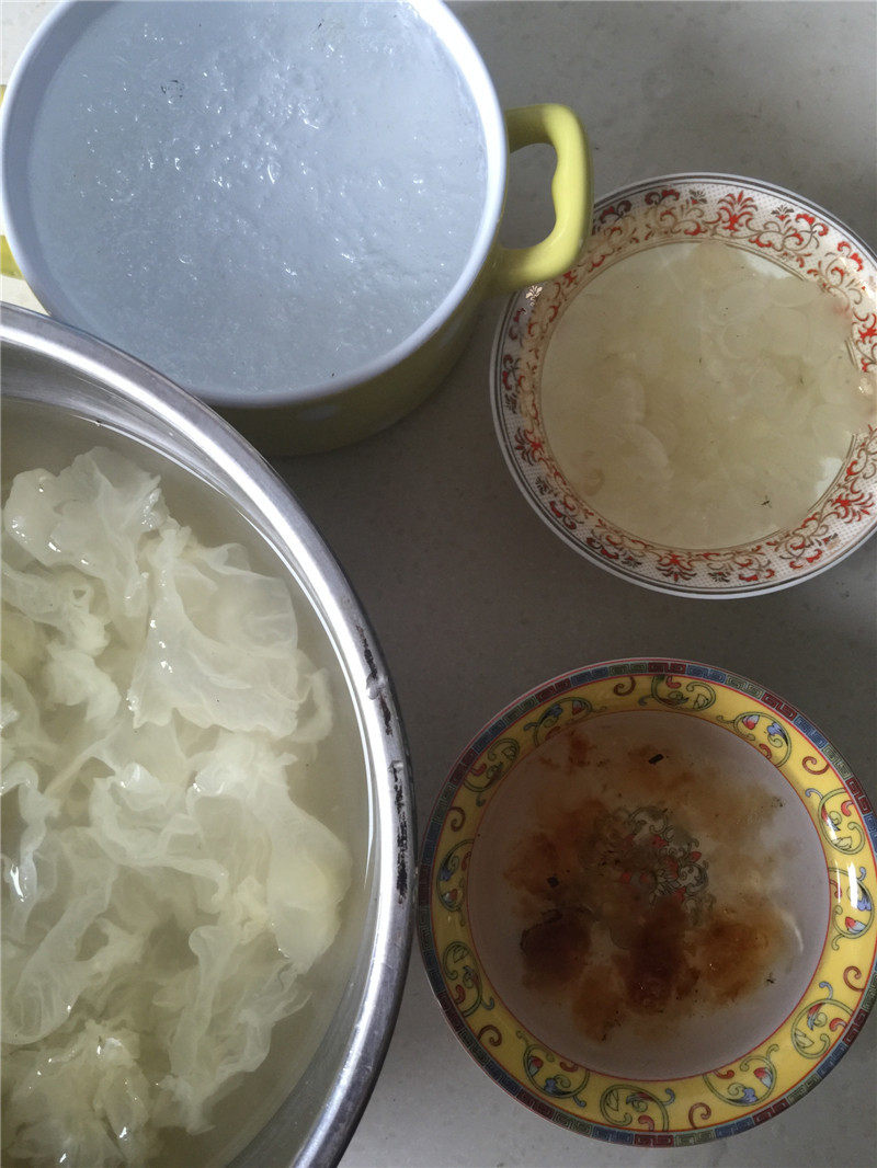 Steps to make Peach Blossom Soup with Tremella, Goji Berries and Peach Gum