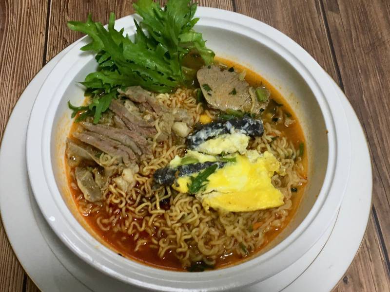 Step-by-Step Instructions for Making Lamb Sea Cucumber Fried Egg Instant Noodles