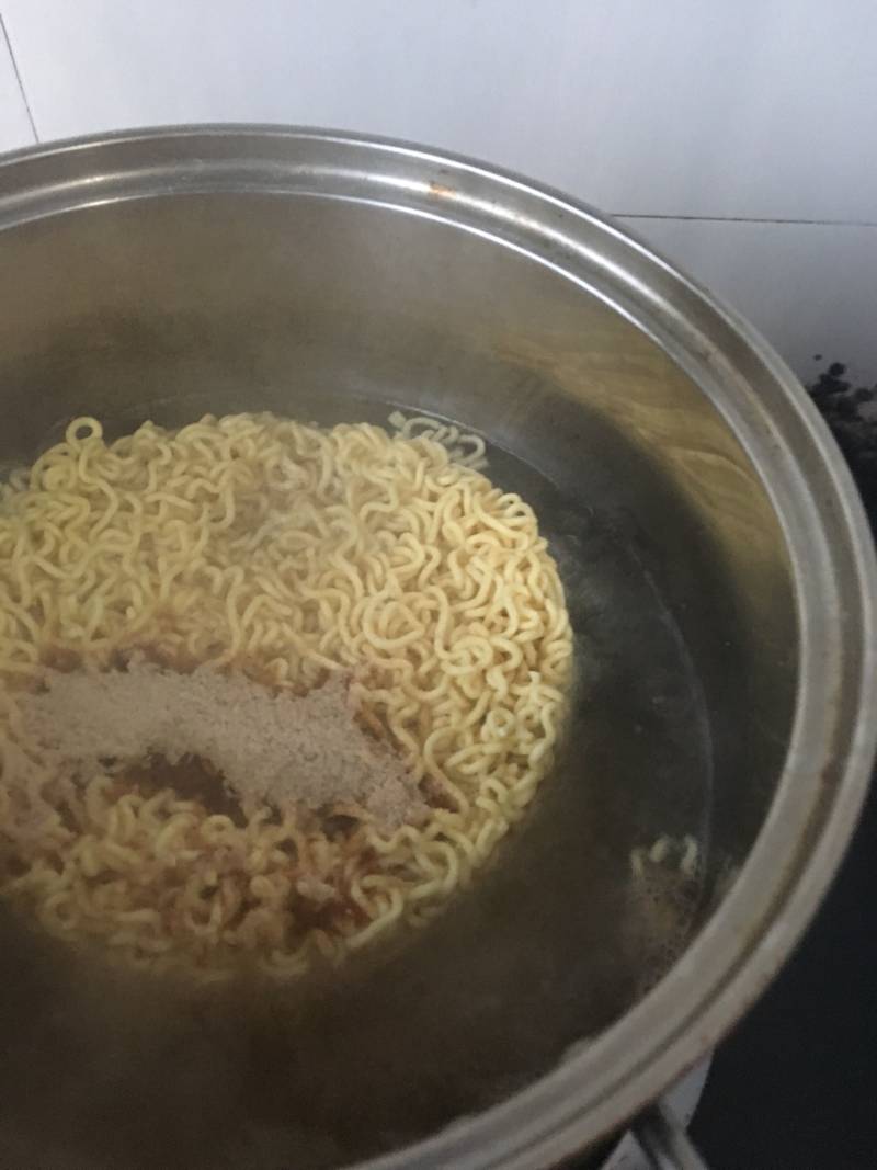 Step-by-Step Instructions for Making Lamb Sea Cucumber Fried Egg Instant Noodles