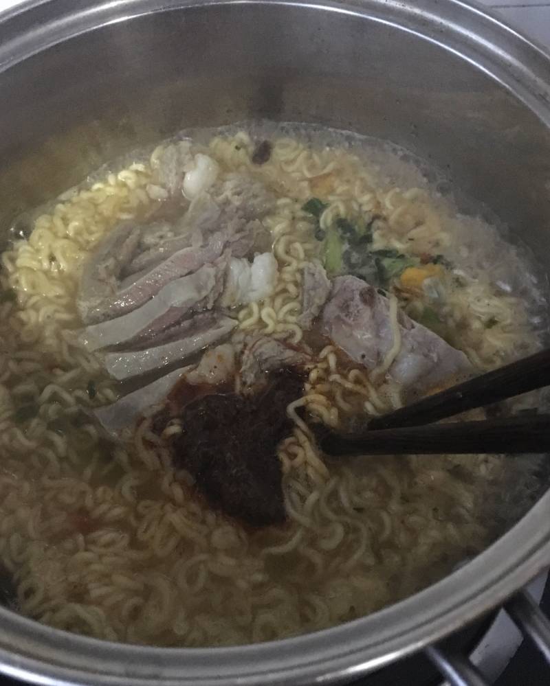 Step-by-Step Instructions for Making Lamb Sea Cucumber Fried Egg Instant Noodles