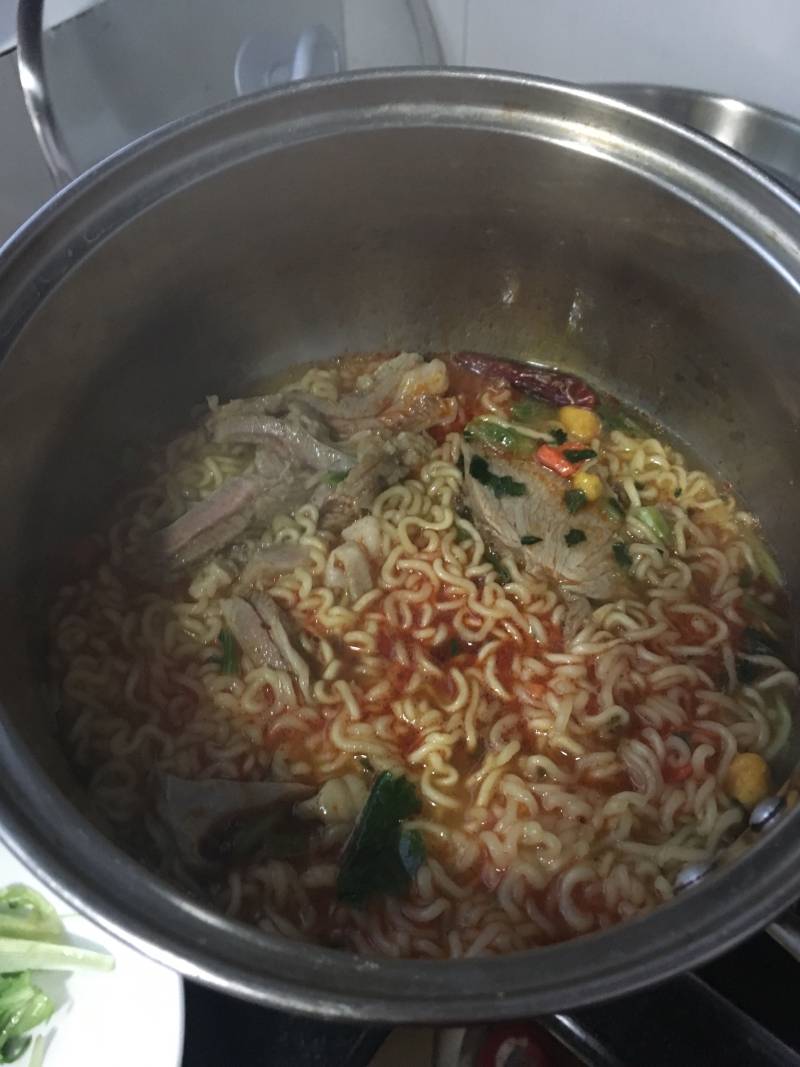 Step-by-Step Instructions for Making Lamb Sea Cucumber Fried Egg Instant Noodles