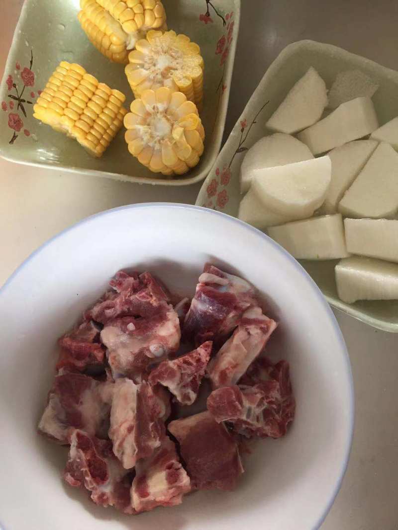 Steps for Cooking Corn and Yam Pork Rib Soup