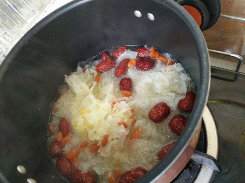 Steps for Cooking Red Date, Goji Berry, Lily and Tremella Soup