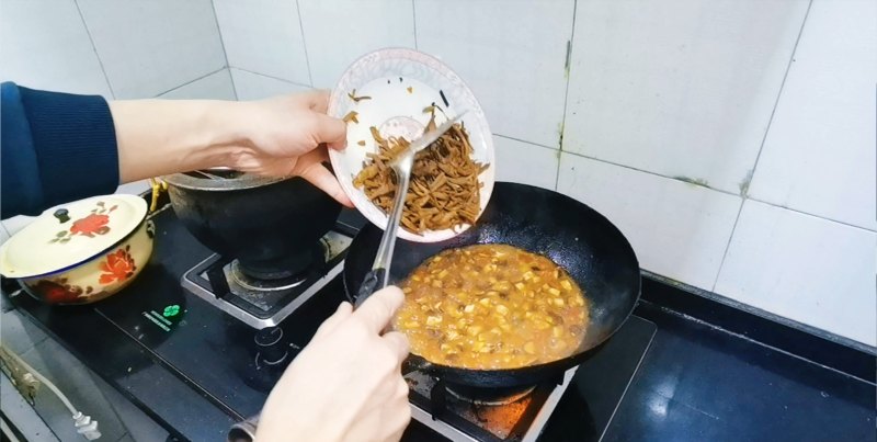 Step-by-Step Cooking Instructions for Sautéed Vegetarian 'Saozi' with Sesame