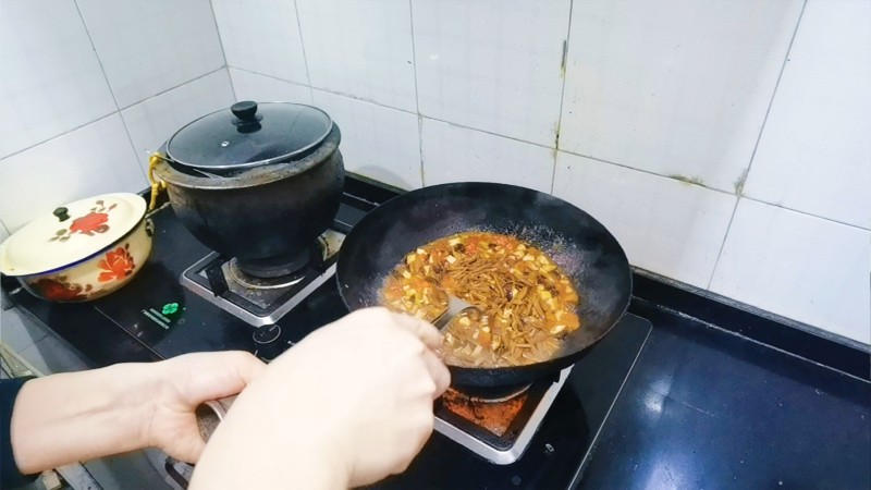 Step-by-Step Cooking Instructions for Sautéed Vegetarian 'Saozi' with Sesame