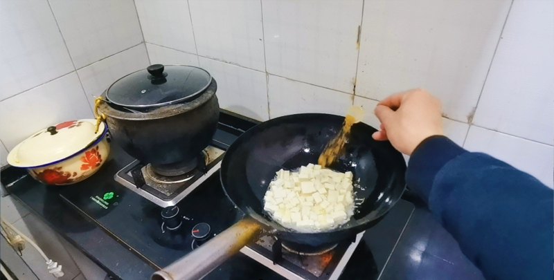 Step-by-Step Cooking Instructions for Sautéed Vegetarian 'Saozi' with Sesame