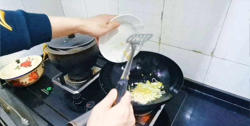 Step-by-Step Cooking Instructions for Sautéed Vegetarian 'Saozi' with Sesame