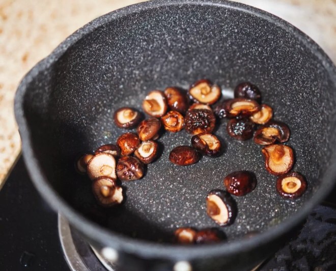 Steps for Making Shiitake Mushroom and Chinese Sausage Rice