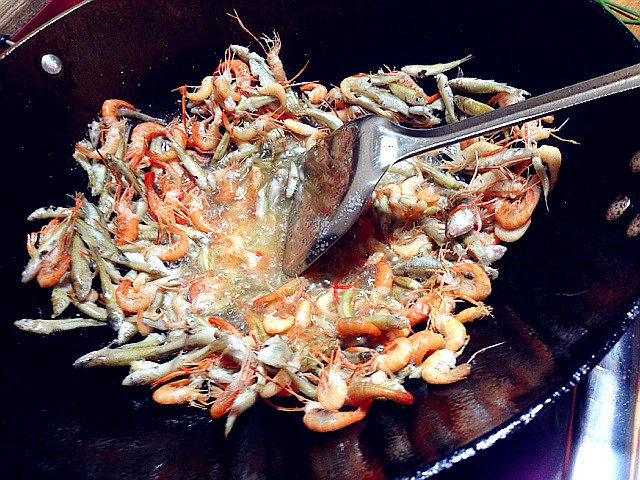 Steps for Cooking Dry-Fried Spicy Small Fish