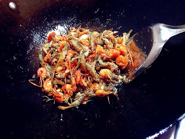 Steps for Cooking Dry-Fried Spicy Small Fish