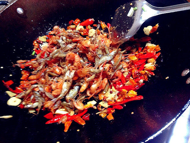 Steps for Cooking Dry-Fried Spicy Small Fish