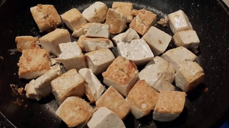 Steps for Making Flying Fish Roe Braised Tofu