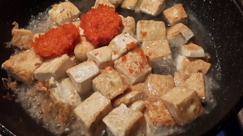 Steps for Making Flying Fish Roe Braised Tofu