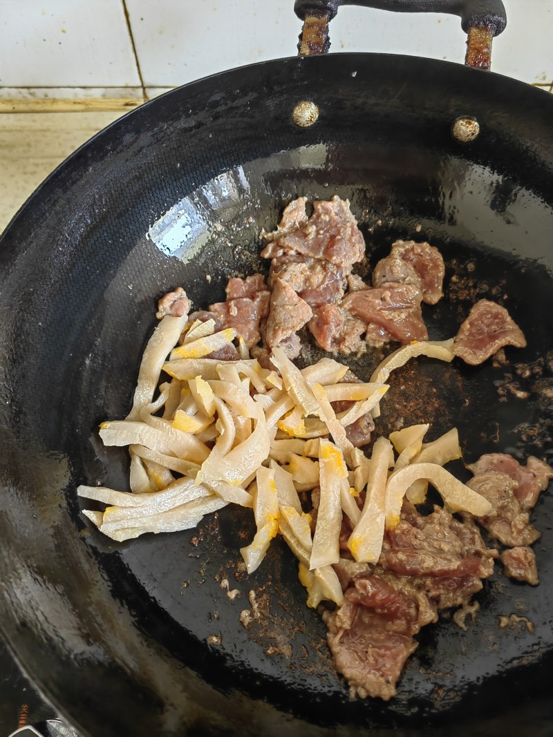 Steps for Cooking Meat and Fungus Strips