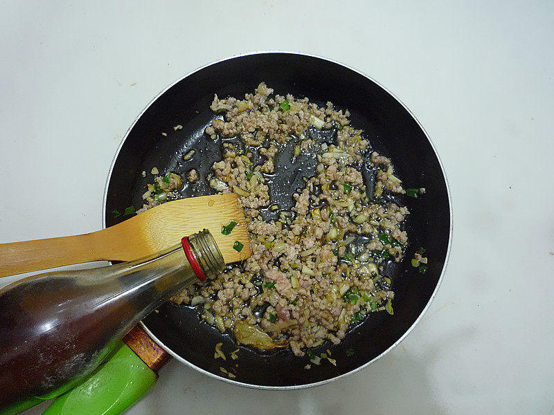 Steps for Making Shrimp and Vermicelli Clay Pot