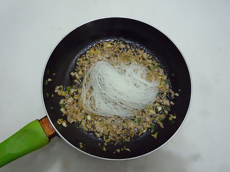 Steps for Making Shrimp and Vermicelli Clay Pot