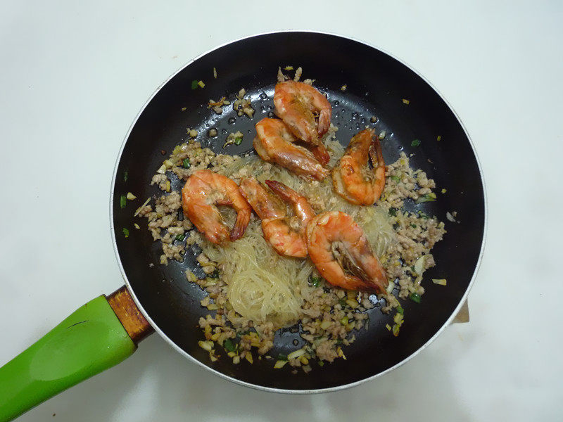 Steps for Making Shrimp and Vermicelli Clay Pot