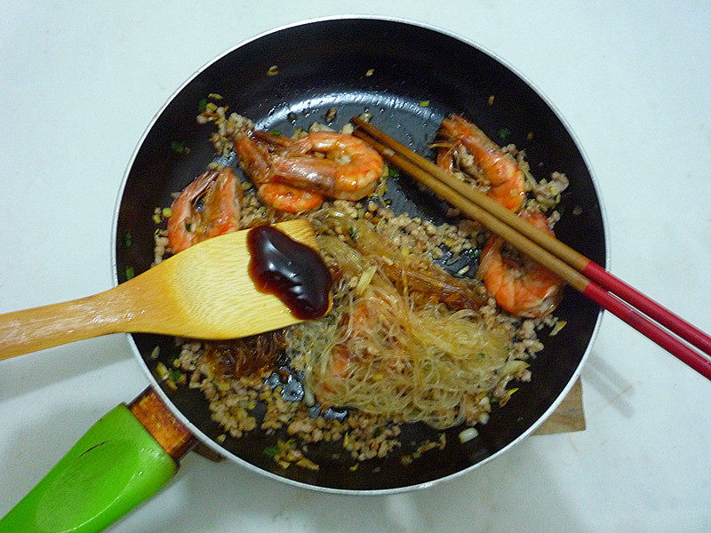 Steps for Making Shrimp and Vermicelli Clay Pot