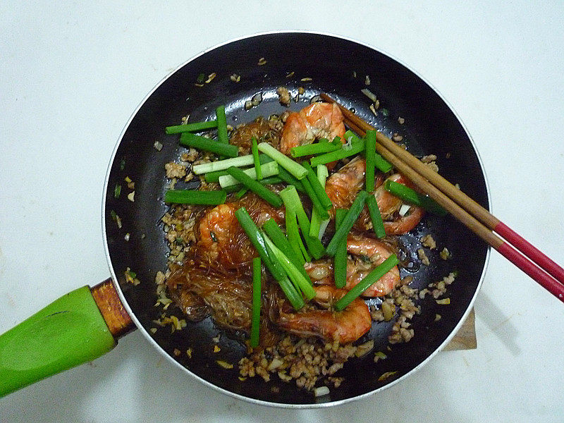 Steps for Making Shrimp and Vermicelli Clay Pot