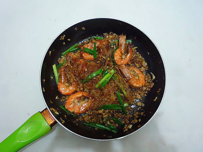 Steps for Making Shrimp and Vermicelli Clay Pot