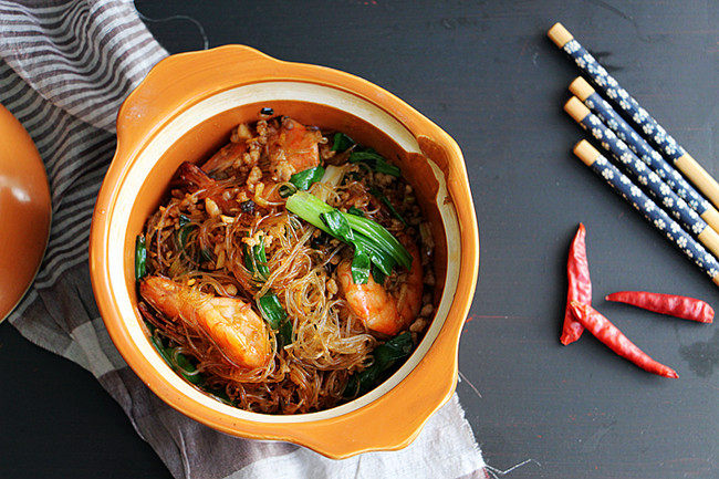 Steps for Making Shrimp and Vermicelli Clay Pot