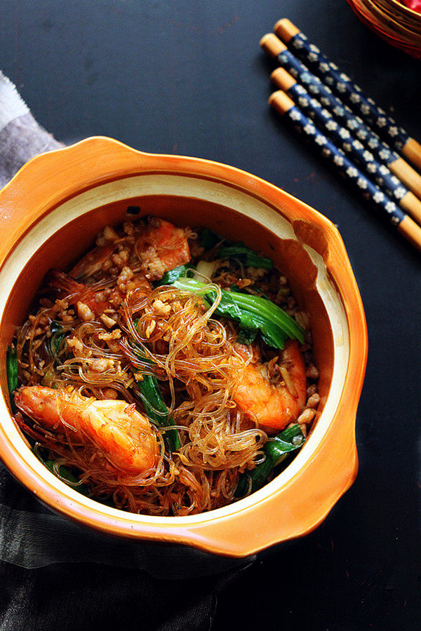 Steps for Making Shrimp and Vermicelli Clay Pot